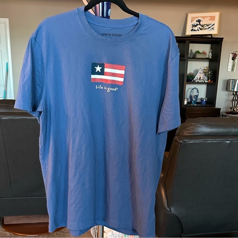 Life is Good short Sleeve with the American Flag on it. Size XL